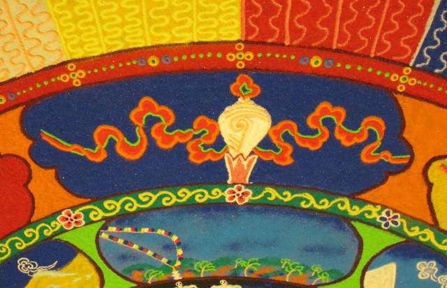 Tibetan sand mandala Conch Shell Auspicious Symbol, photo by Linda Wiggen Kraft